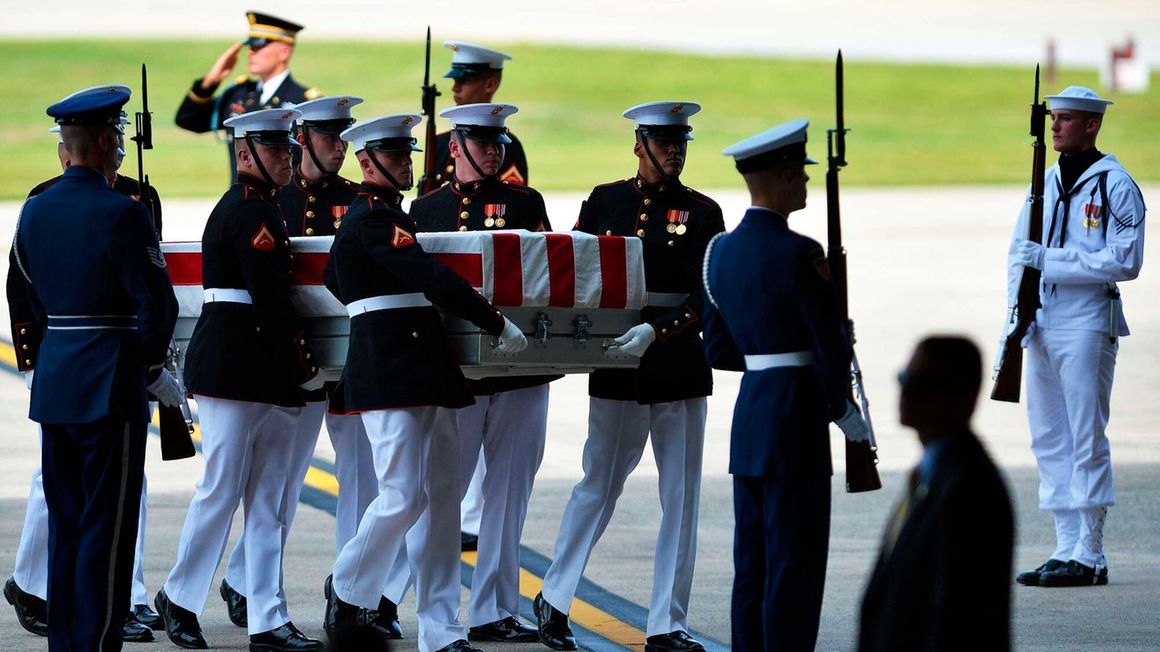 US Marines on September 14, 2012 carry a casket 